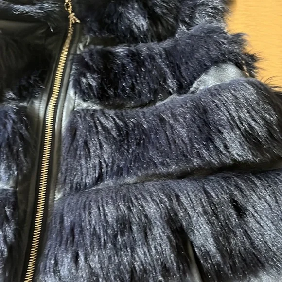 Stunning furry hooded vest - Picture 10 of 11